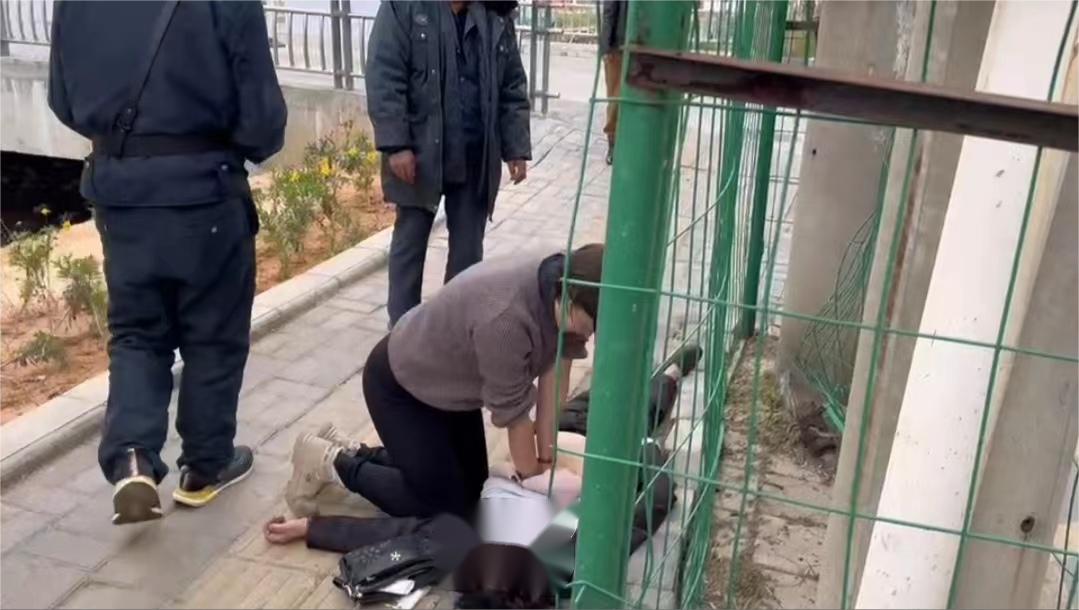 跪地救人的護士和點贊的網(wǎng)友，都在給臨滄加溫